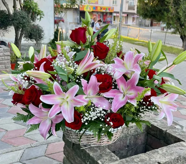 Корзина мечты из розовых лилий и красных роз