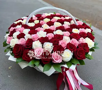 Корзина из 101  разноцветной розы