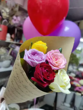 Букет из разноцветных роз